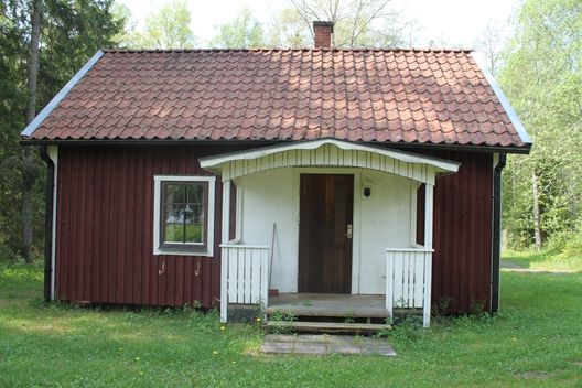 Lillstugan innehåller ett rum, kök och toalett på  markplanet. Ett större rum finns på övervåningen där man kan sova eller ha olika samlingar. 